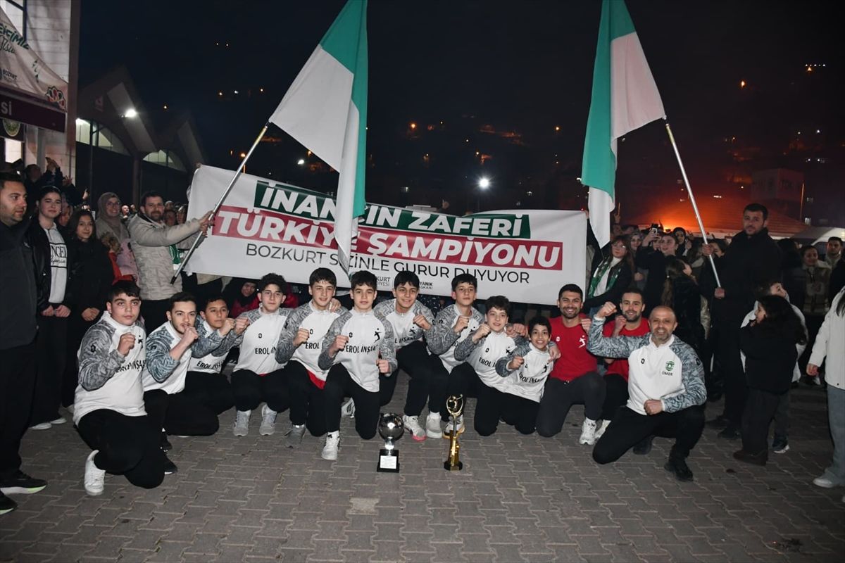Voleybolda Türkiye şampiyonu olan öğrenciler Bozkurt ilçesinde coşkuyla karşılandı