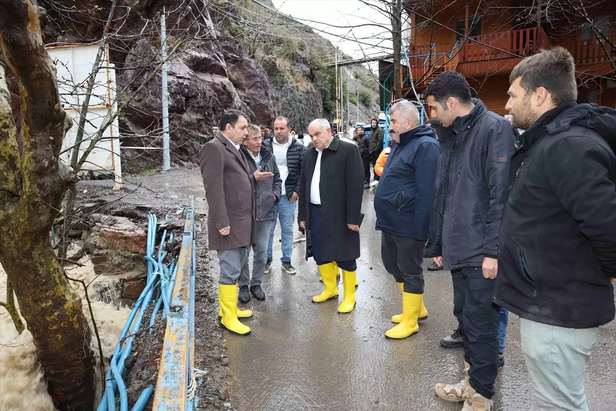 Yahyalı Kaymakamı Gültekin ve Belediye Başkanı Öztürk selden etkilenen bölgede inceleme yaptı