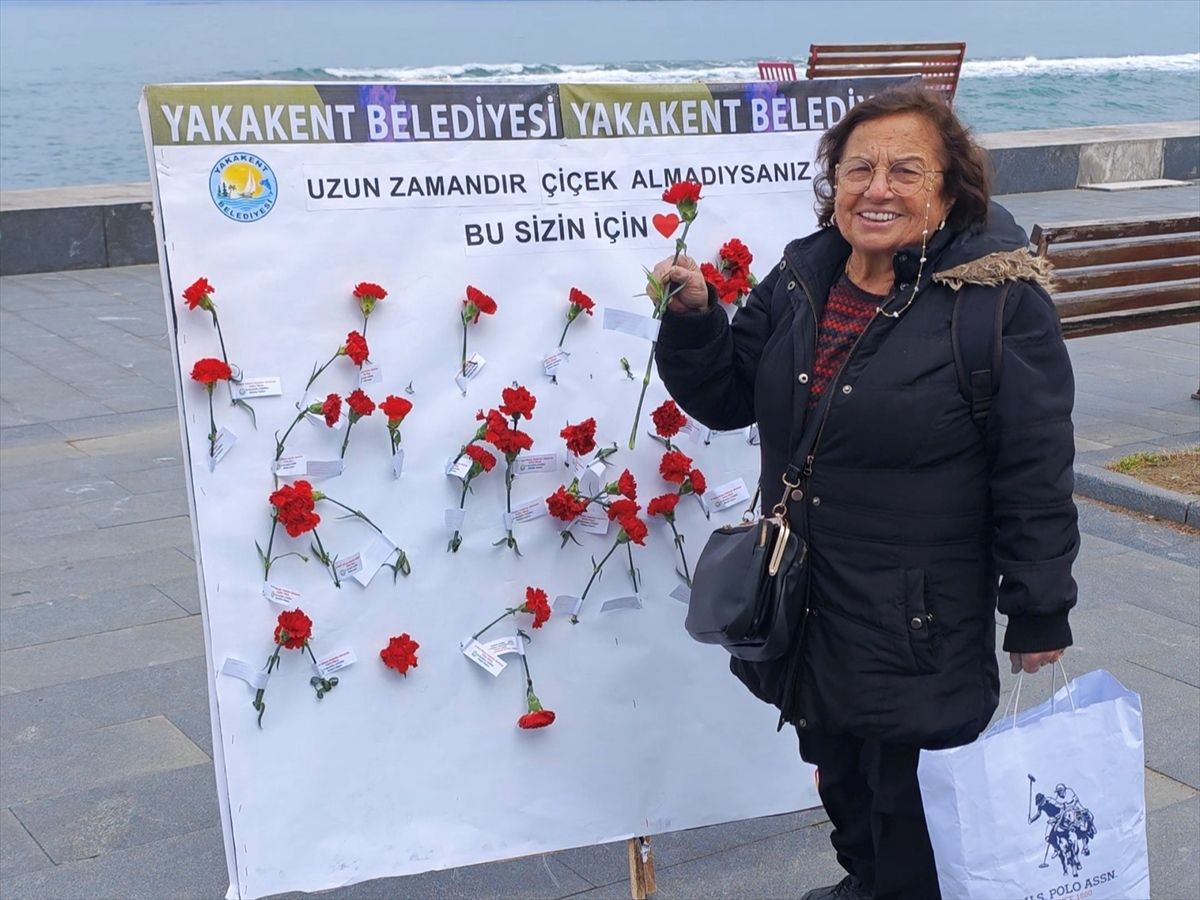 Yakakent Belediyesinden kadınlara çiçek sürprizi