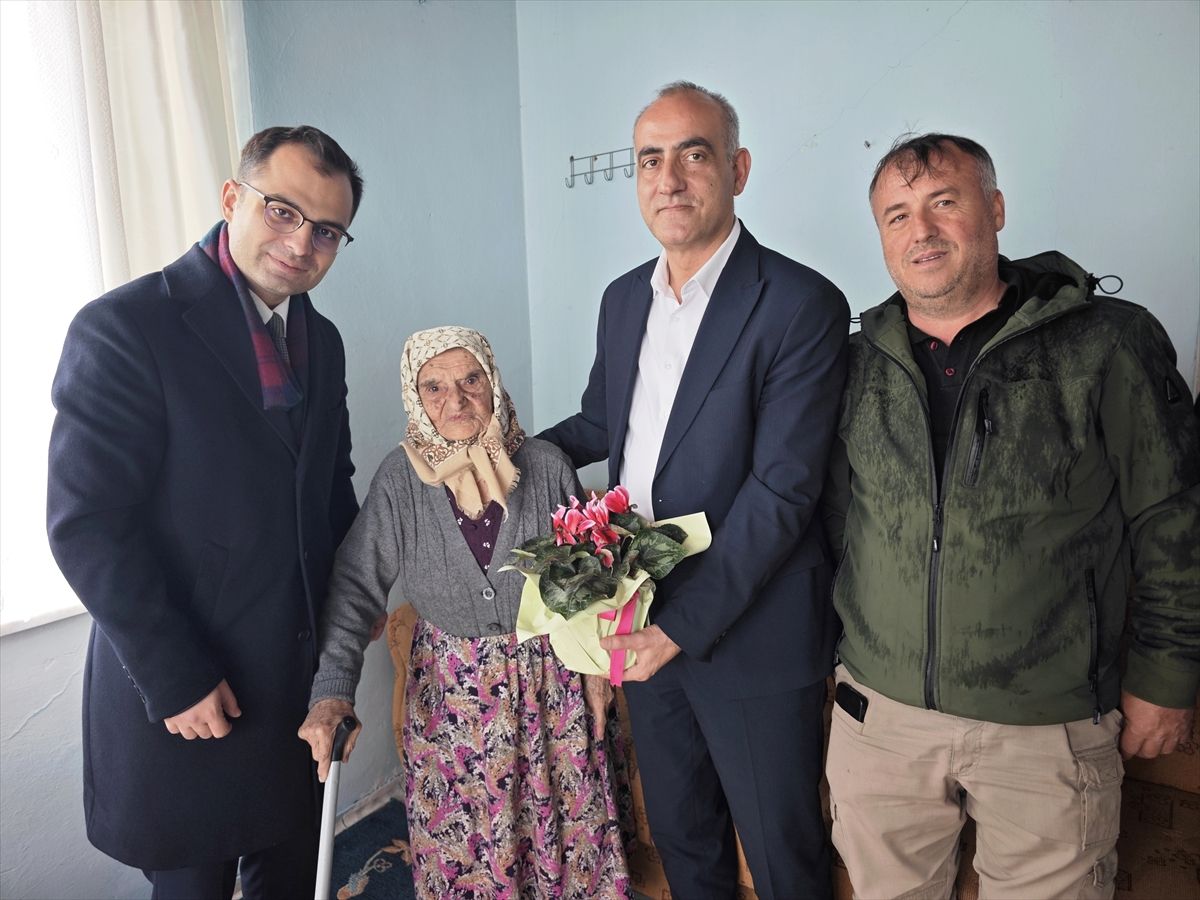 Yakakent'te Kaymakam Taşyapan ve Belediye Başkanı Aydoğdu'dan yaşlılara ziyaret