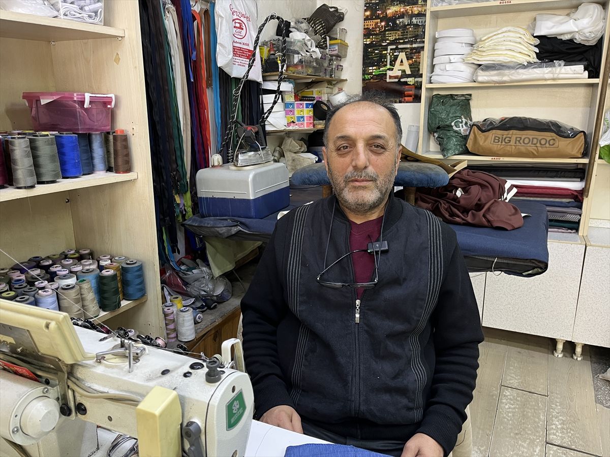 Yaklaşık yarım asırdır terzilik mesleğini sevgiyle yapıyor