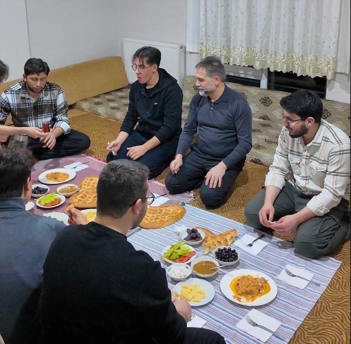 Yakutiye Belediye Başkanı Uçar, üniversitelilere evlerinde sahur sofrası hazırlıyor