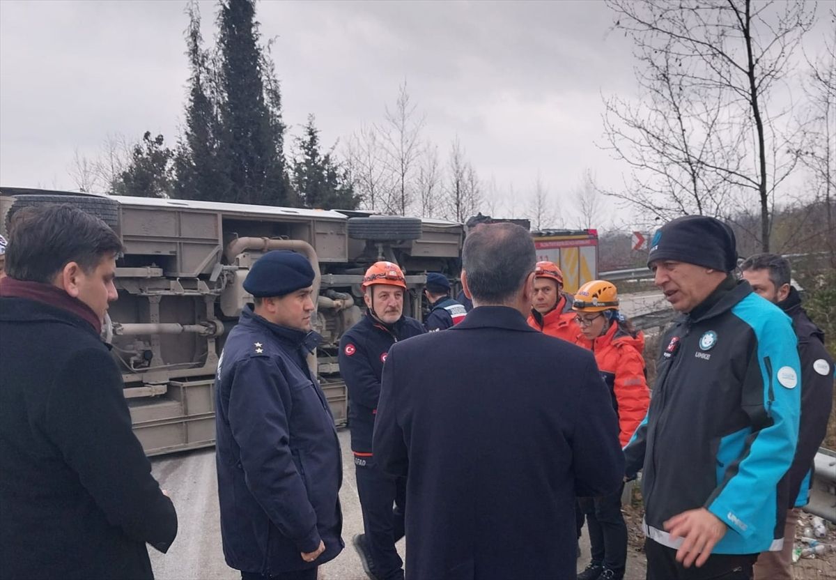 Yalova'da servis midibüsünün devrilmesi sonucu 1 kişi öldü, 20 kişi yaralandı