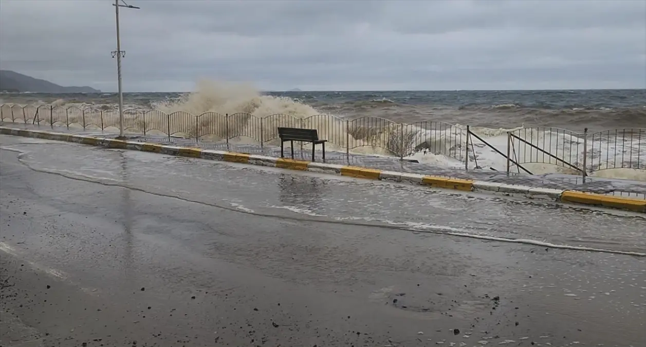 Yalova'da taşan deniz nedeniyle balıkçı barınakları ve sahildeki yapılar zarar gördü