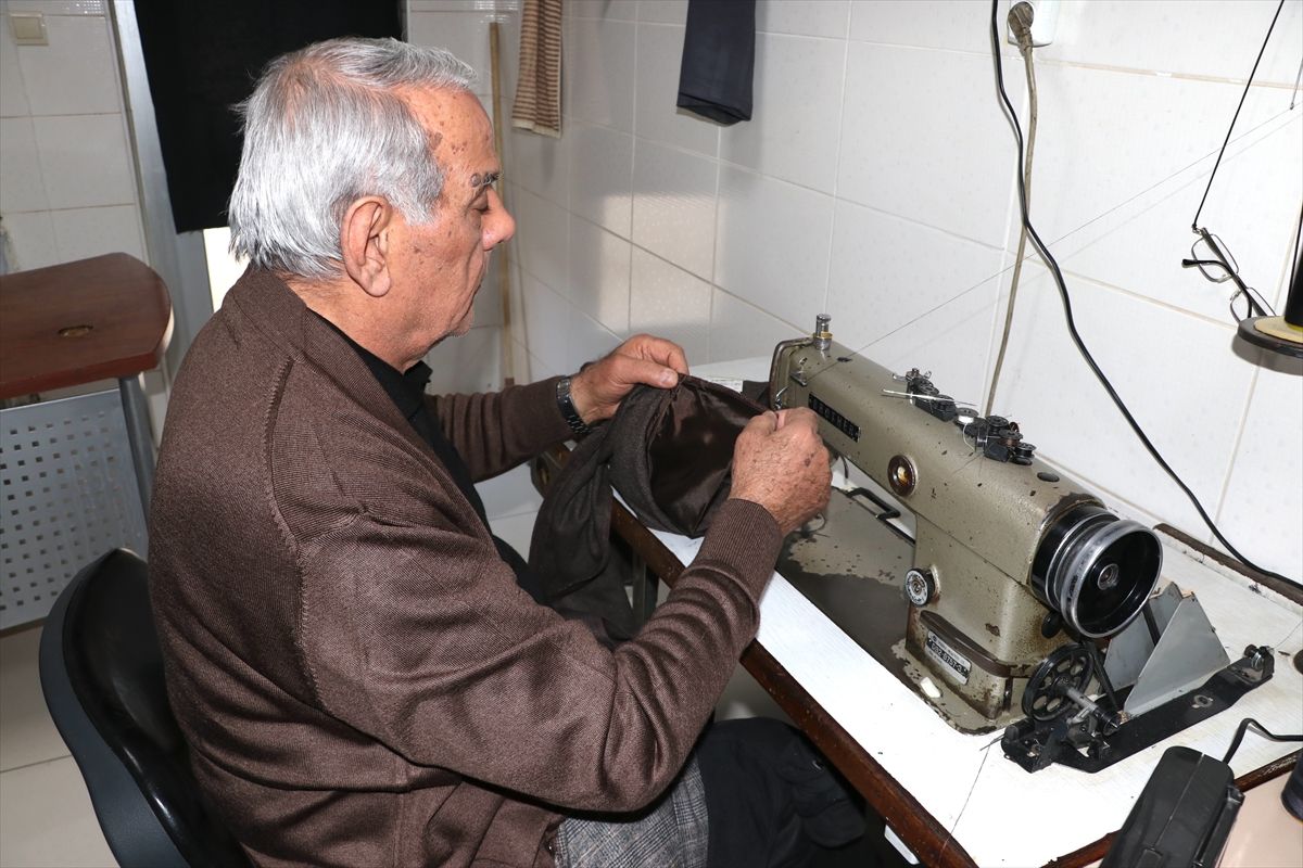 Yarım asırlık terzilik mesleğini huzurevinde sürdürüyor