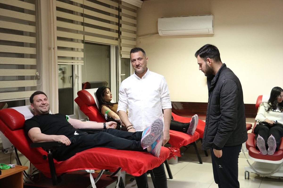 Yasin öğretmen kanser tedavisi gören çocuklara kan bağışı için yoğun mesaide