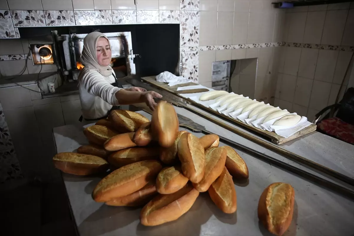 Yaylanın dumanı tüten tek fırınında ekmekler kadın ustadan
