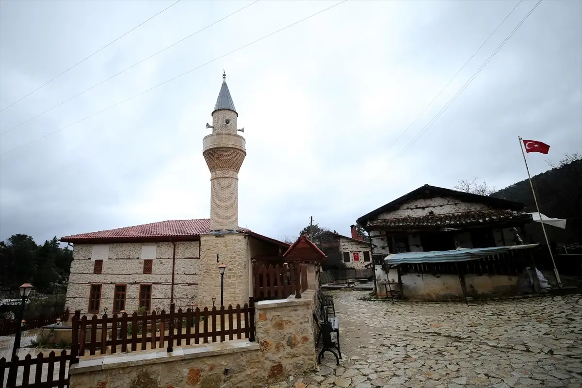 Yaz aylarında binlerce kişiyi ağırlayan tarihi mahalle kışın 3 haneye emanet