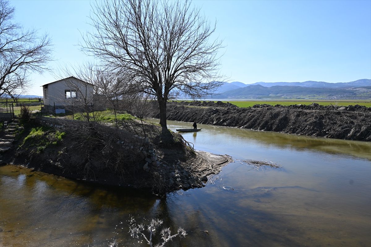 'Yerli Robinson', yağışlarla su seviyesi yükselen göl kıyısında oluşturduğu yaşam alanına yeniden döndü