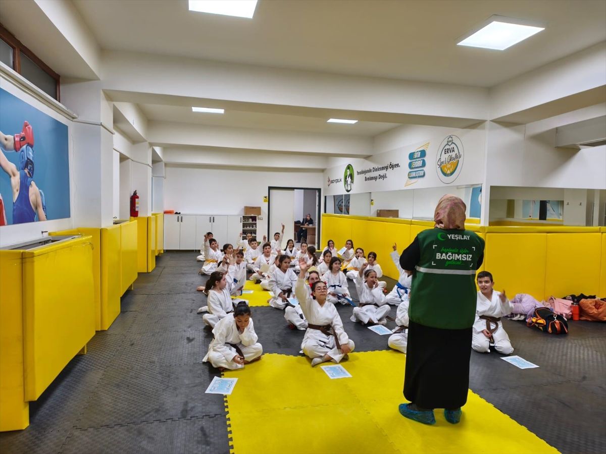 Yeşilay ERVA Spor Kulüpleri'nde gençlere yönelik bağımlılıkla mücadele seminerleri düzenledi