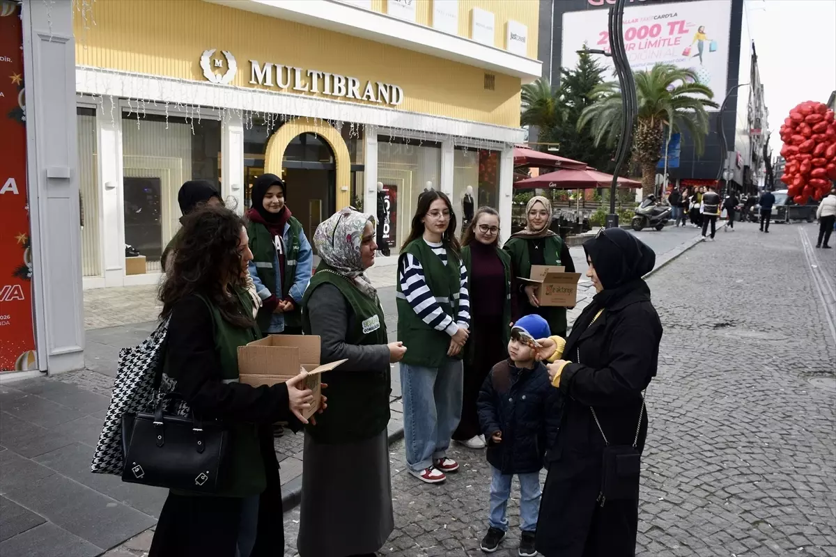 Yeşilay, vatandaşlara kış çayı dağıtarak sağlıklı yaşama ve bağımlılığa dikkati çekti