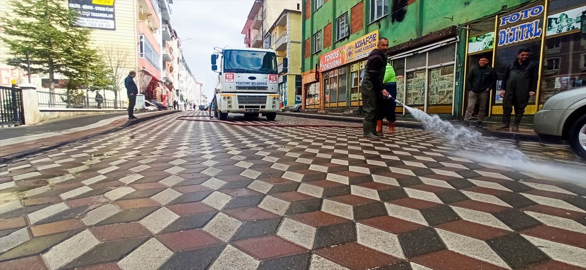 Yeşilyurt'ta caddelerde temizlik çalışmalarına başlandı
