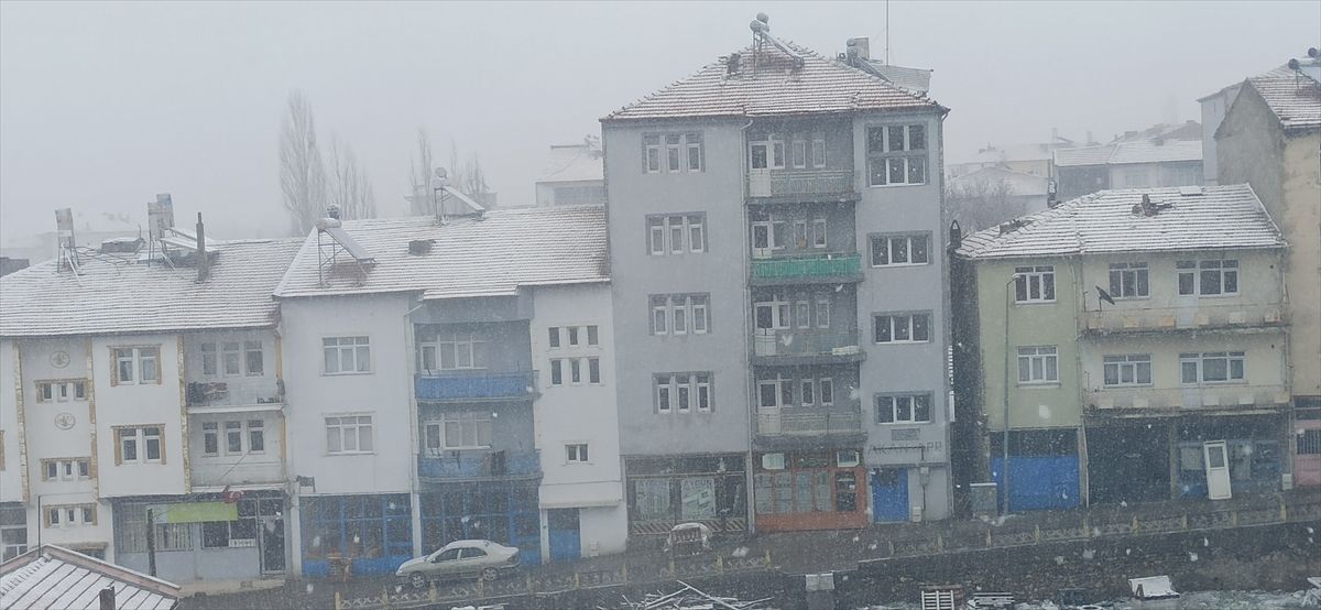 Yeşilyurt'ta kar yağışı etkili oluyor