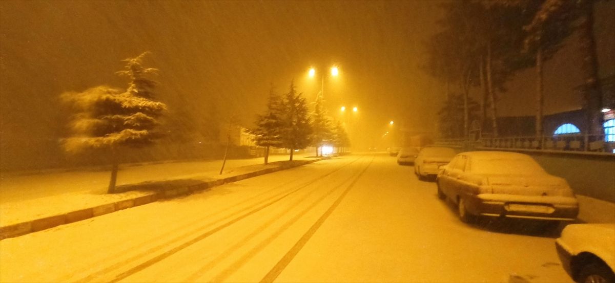 Yeşilyurt ve Artova'da kar yağışı sürüyor