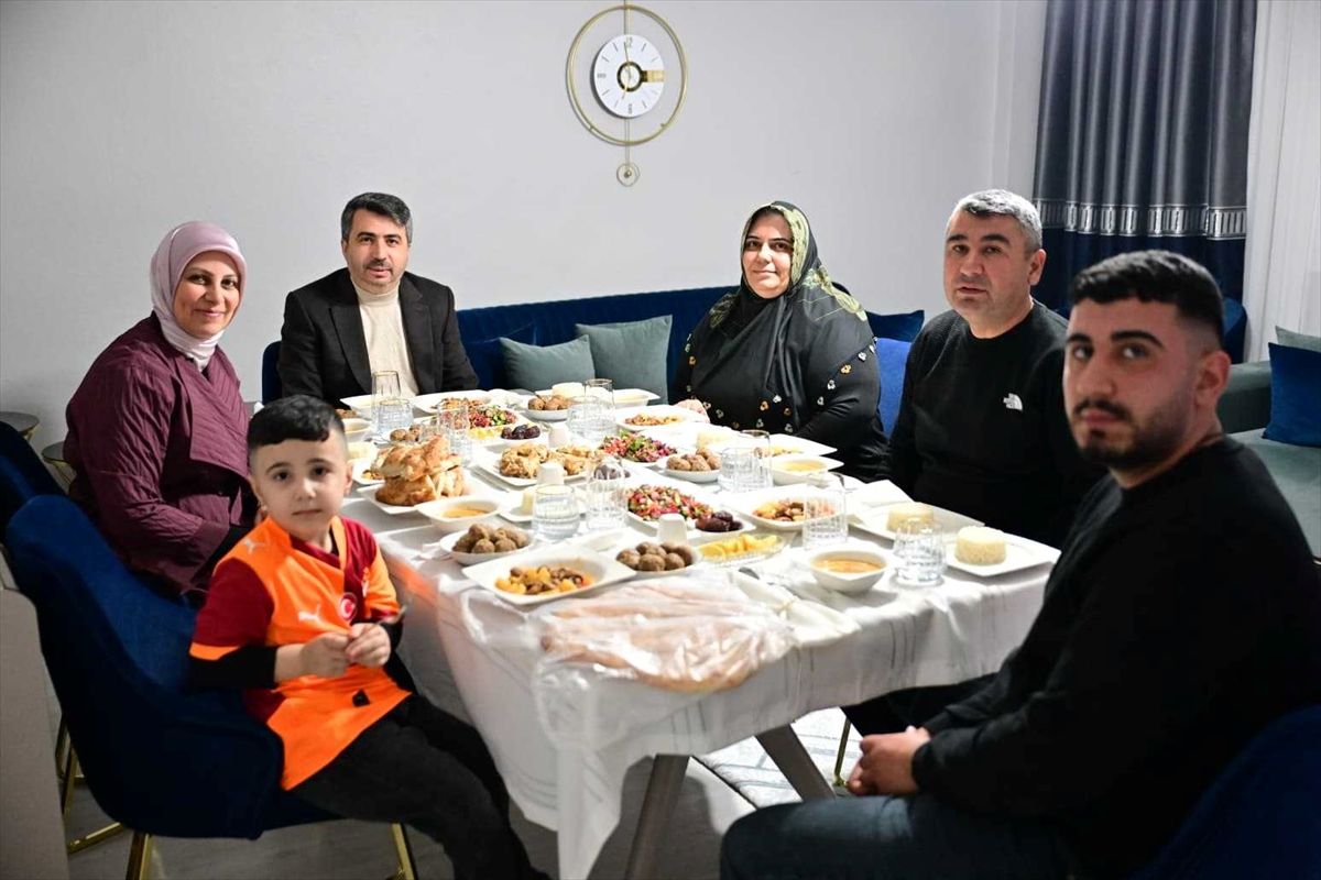Yıldırım Belediye Başkanı Yılmaz, şehit Samet Çaldır'ın ailesiyle iftar yaptı