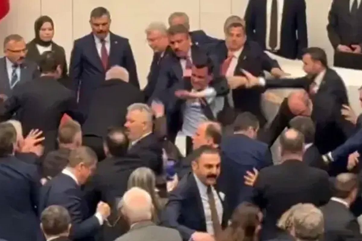 Meclis'te yaşanan arbedeye siyasilerden ardı ardına tepkiler