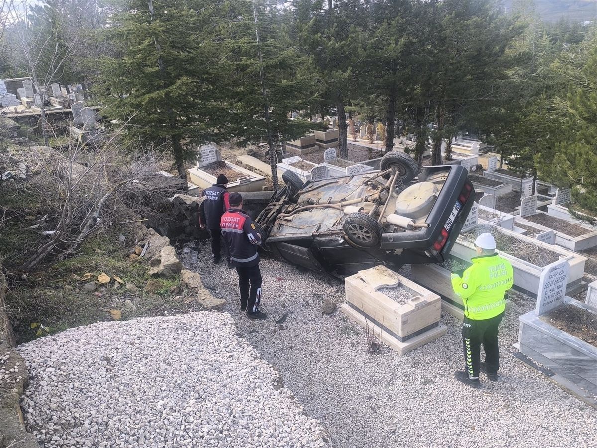 Yozgat'ta devrilen otomobildeki 2 kişi yaralandı