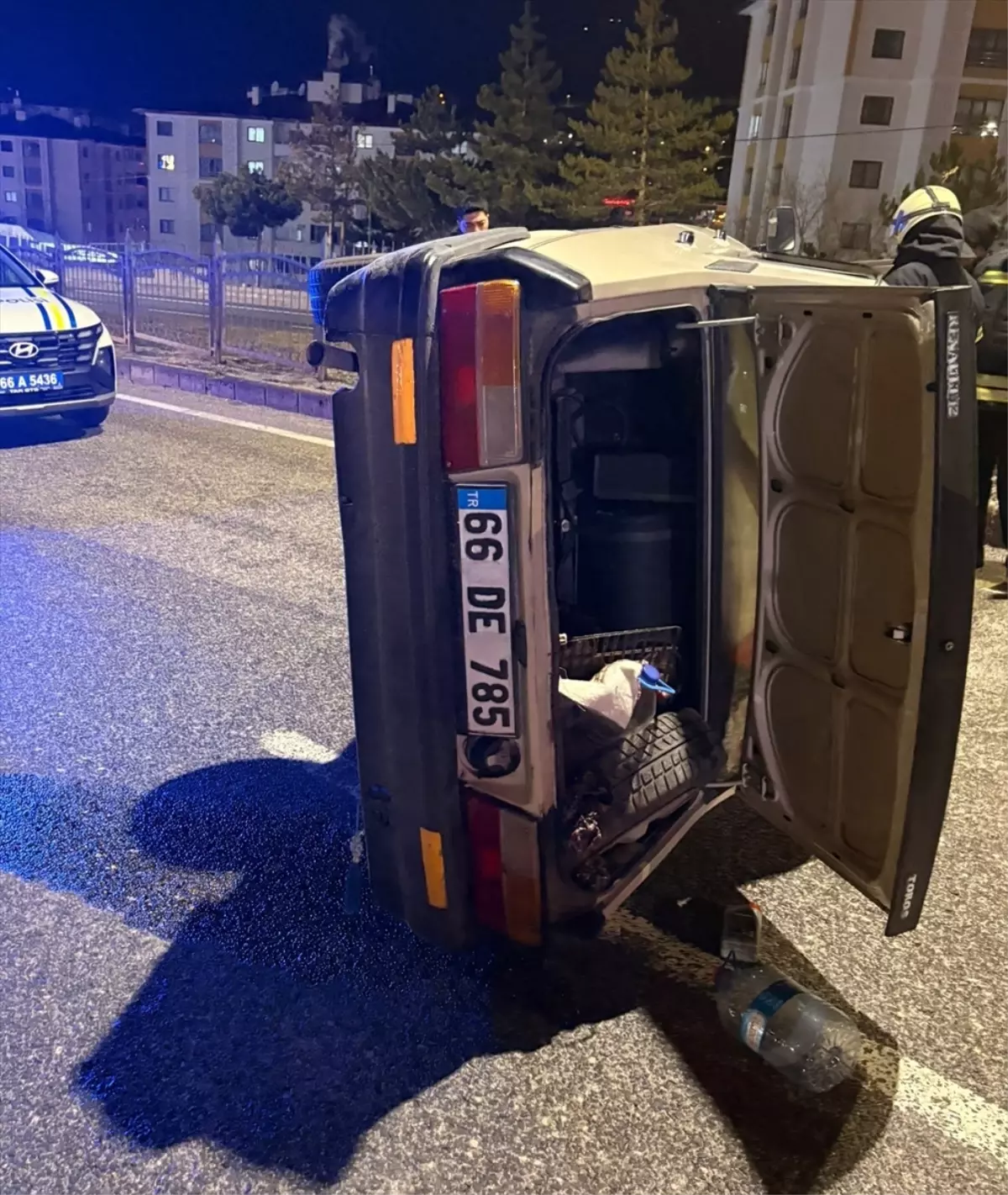 Yozgat'ta devrilen otomobildeki 3 kişi yaralandı