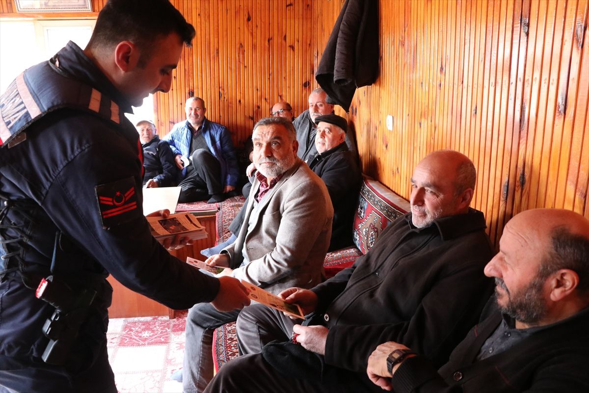 Yozgat'ta jandarma ekipleri köy köy dolaşarak vatandaşları IBAN dolandırıcılığına karşı uyarıyor