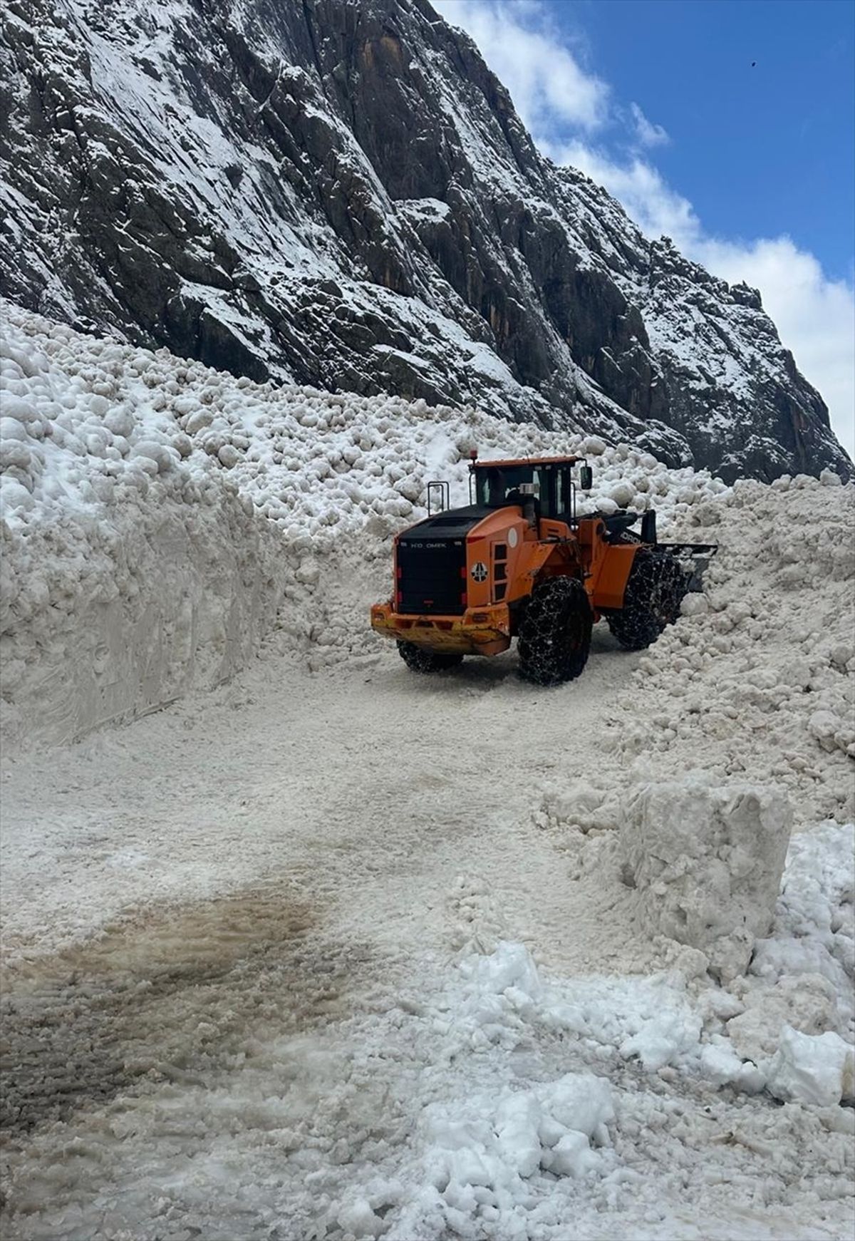 Yüksekova-Dağlıca kara yolu çığ nedeniyle kapandı