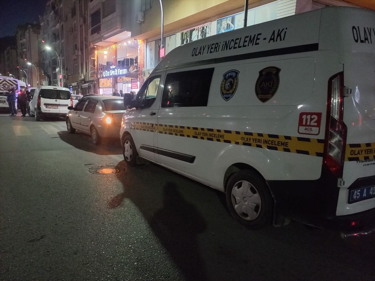 Yunusemre'de hafif ticari aracın çarptığı yaya yaralandı