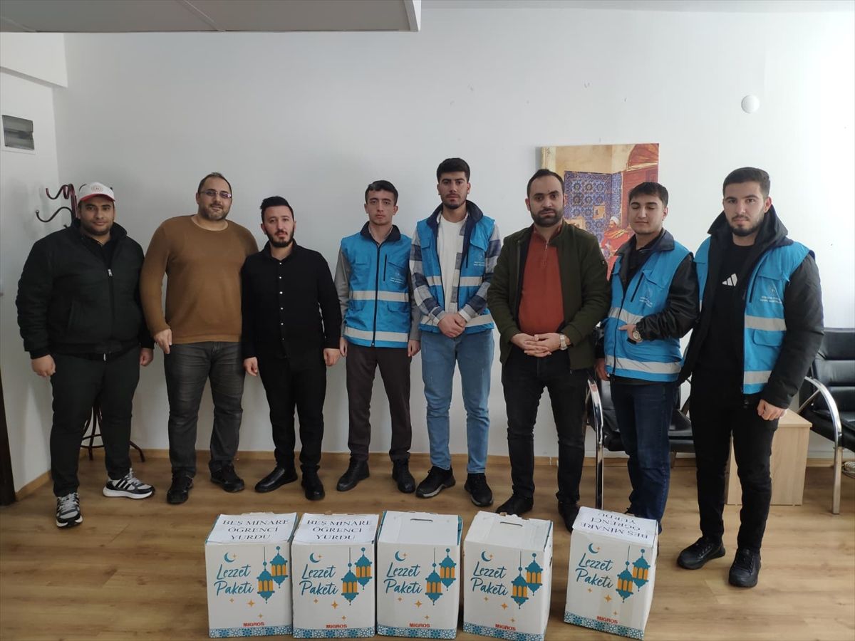 Yurttaki üniversite öğrencileri hazırladıkları kolileri ailelere dağıttı