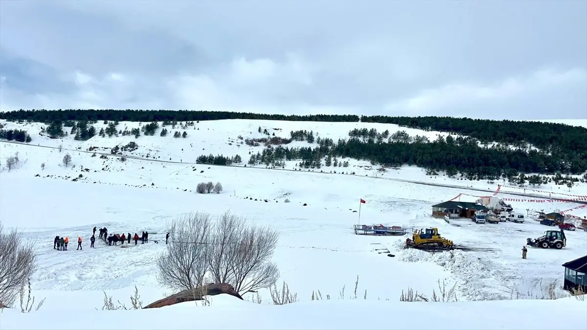 Yüzeyi buzla kaplı Çıldır Gölü'nde çalışma yaparken batan traktör çıkarıldı