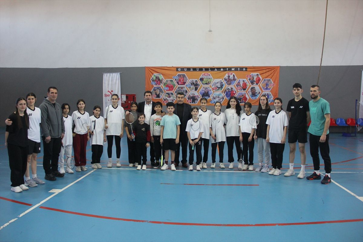 Zara Belediye Başkanı Çelik ve iş insanı Yatar'dan başarılı sporculara destek