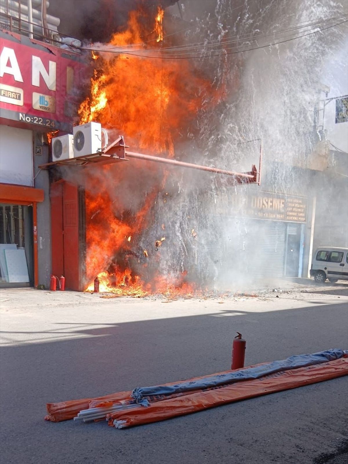 Zeytinburnu'nda iş yerinde çıkan yangına müdahale ediliyor