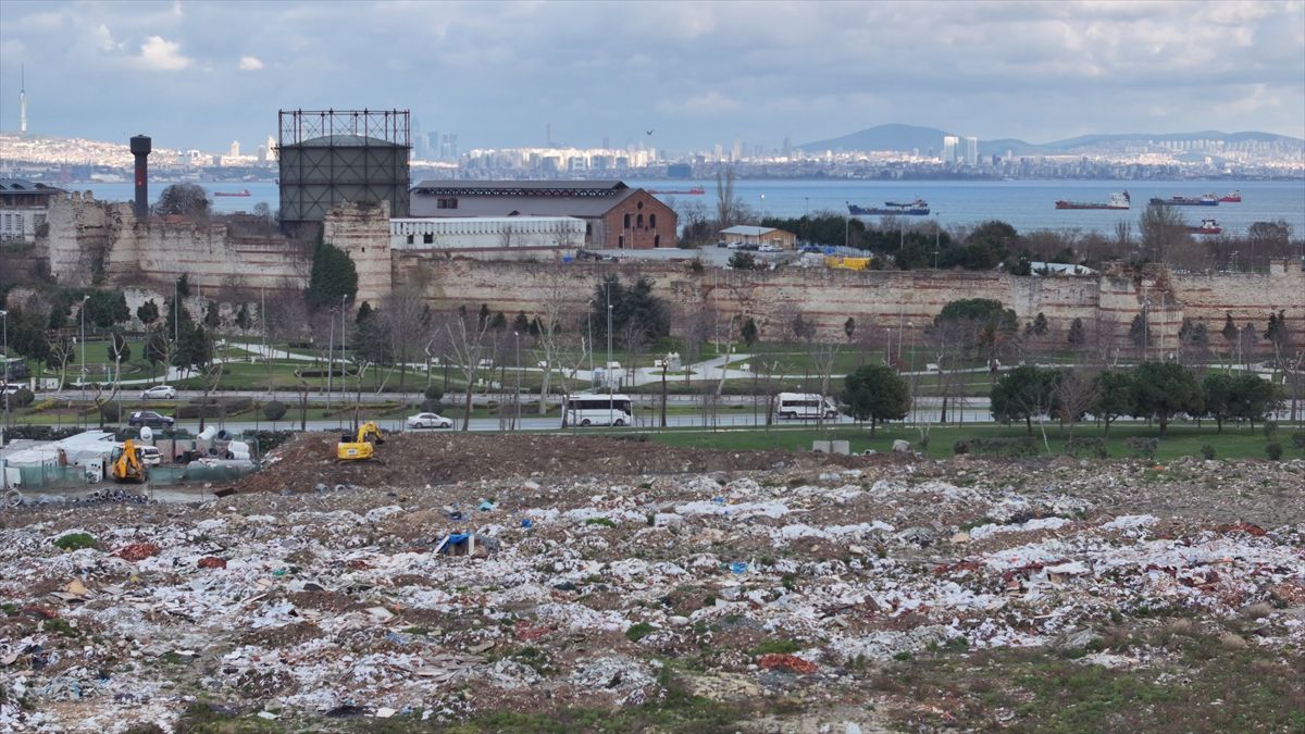 Zeytinburnu'ndaki Kazlıçeşme Meydanı'nda moloz kirliliği