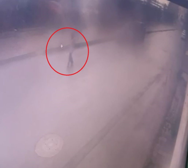 She took her 5-year-old son to death like this! She returned soaked and barefoot from that road