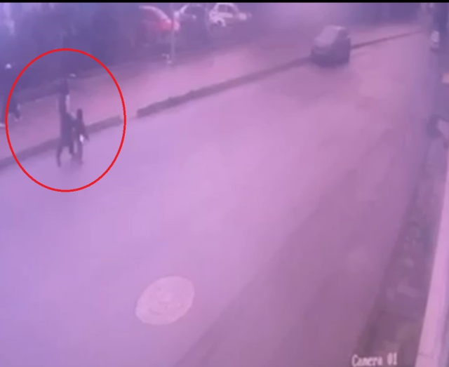 She took her 5-year-old son to death like this! She returned soaked and barefoot from that road