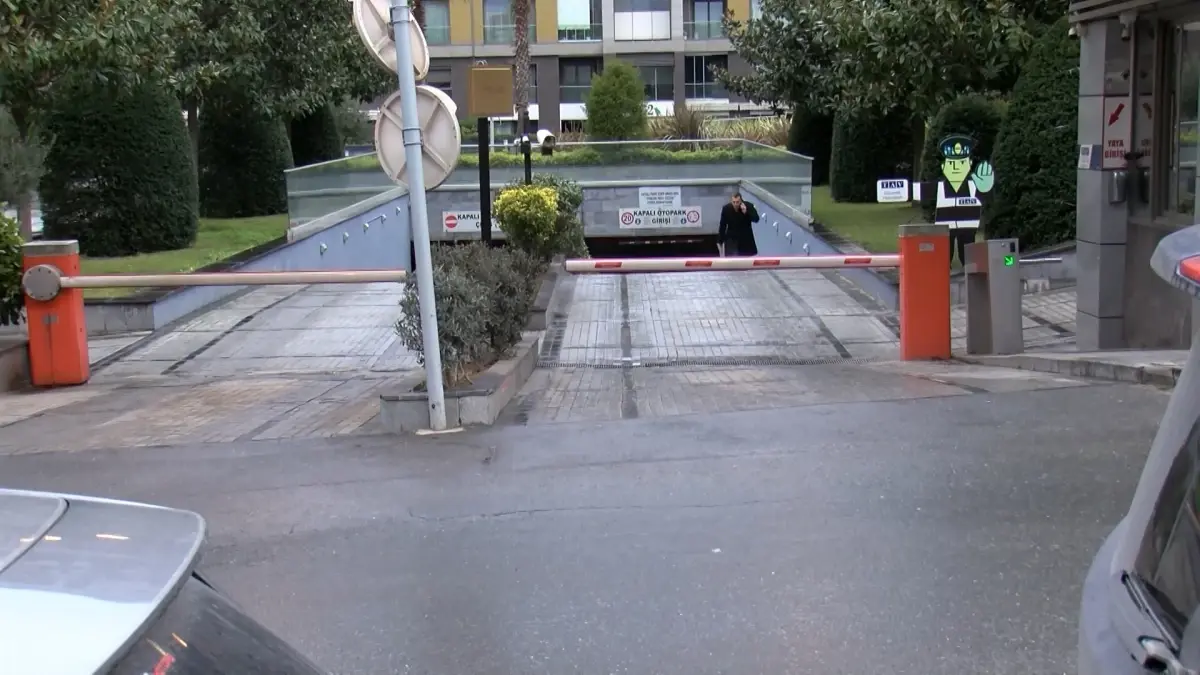 Bakırköy'de sitenin otoparkında 2 araçtan çuvallardaki 30 milyon dolar çalındı iddiası