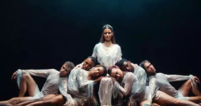 Beren Saat şarkı mı çıkardı? Beren Saat'in çıkardığı İngilizce şarkısının ismi nedir?