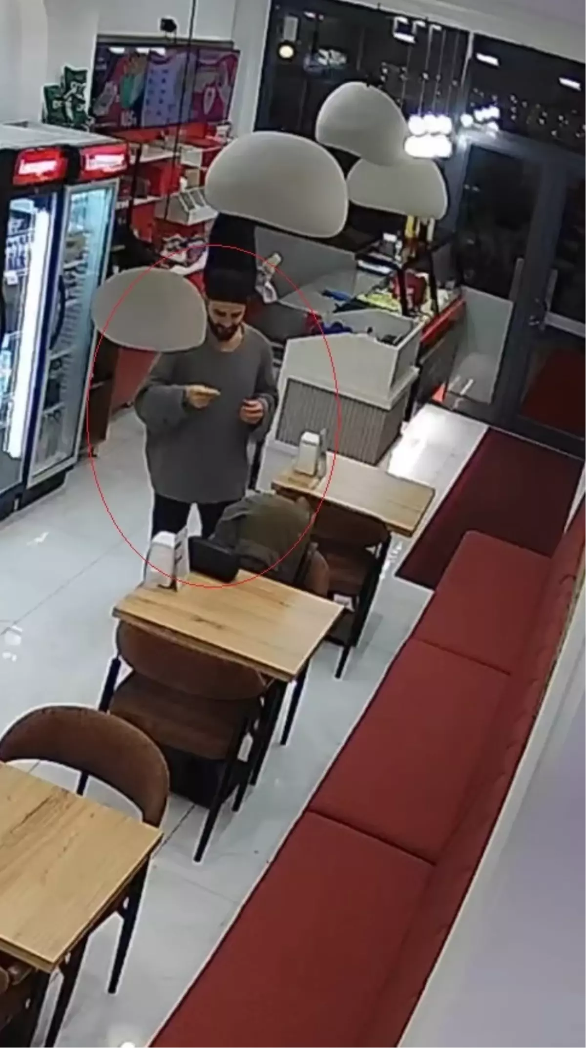 Çiğ köfte dükkanında sipariş ettiği dürüme sakal kılı koydu