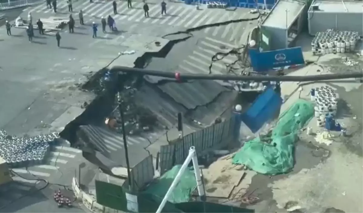 Çin'de metro inşaatı sırasında yol çöktü