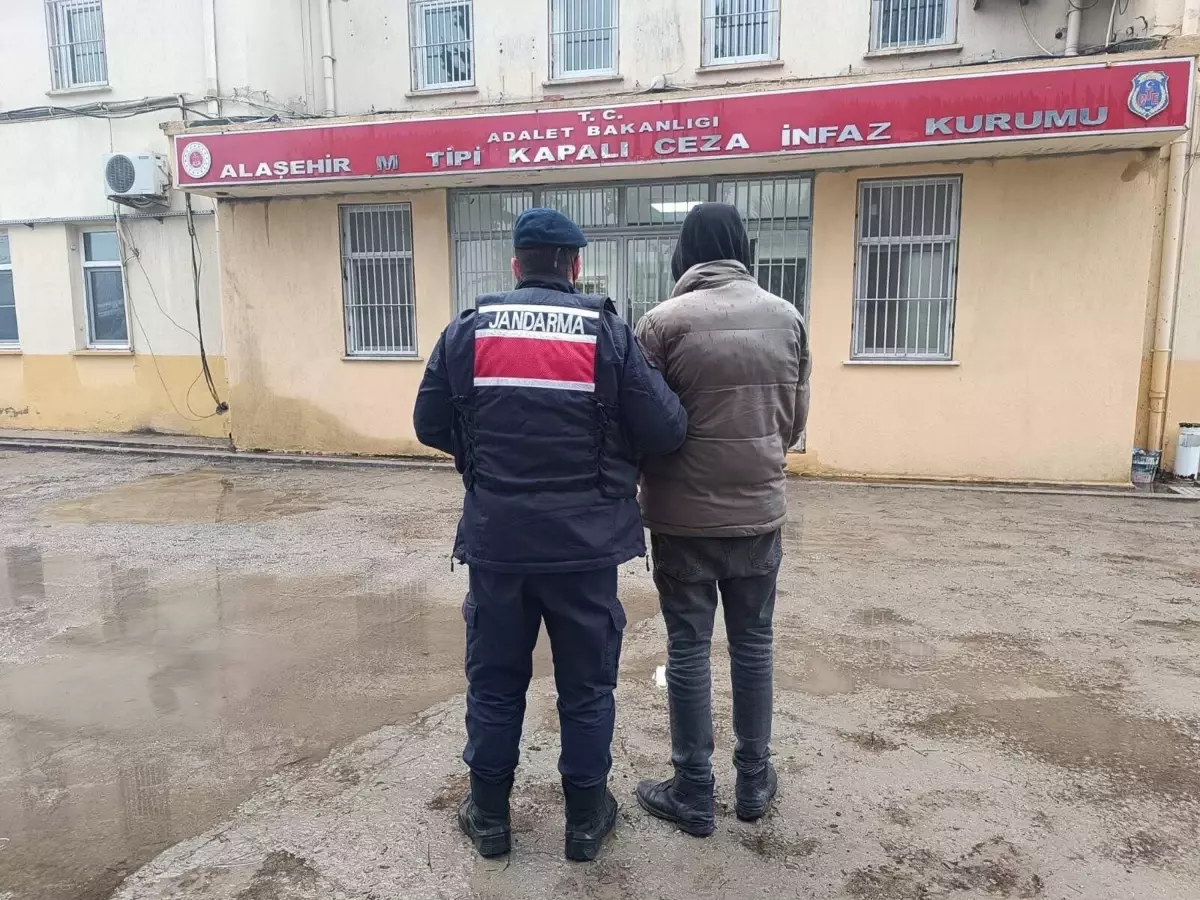 Manisa'da Uyuşturucu Operasyonu: 1453 Sentetik Hap Ele Geçirildi