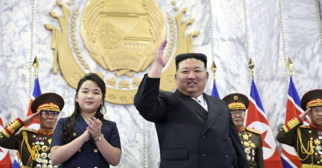 В Южной Корее разведка сообщает, что северокорейский лидер Ким находится на стадии объявления своей дочери 'наследником'