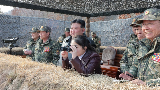 В Южной Корее разведка сообщает, что северокорейский лидер Ким находится на стадии объявления своей дочери 'наследником'