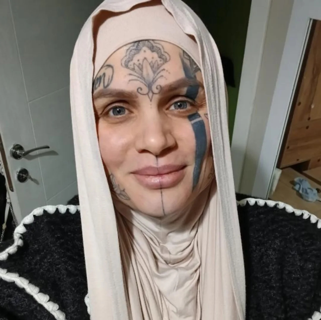 Все обсуждают женщину с татуировками на лице! Ответ пришел от молодого человека, ставшего центром обвинений