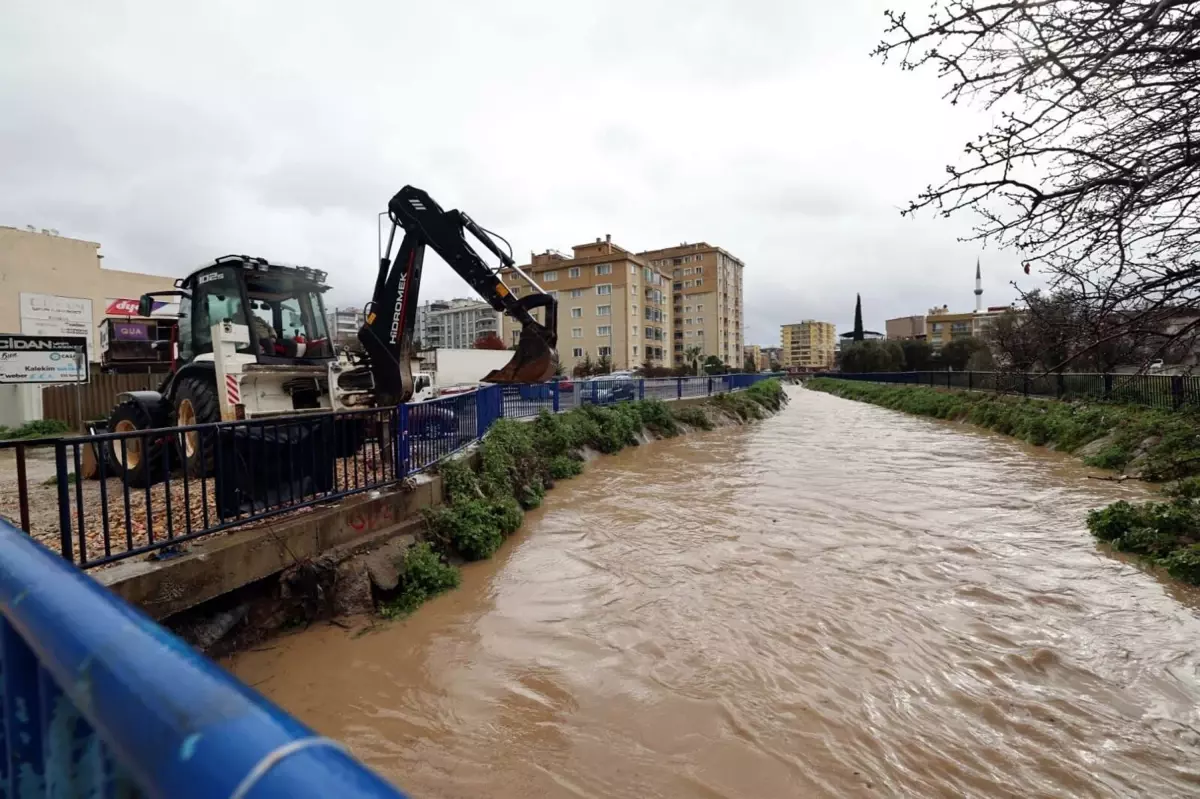 İzmir'de sağanak nedeniyle yollar göle döndü