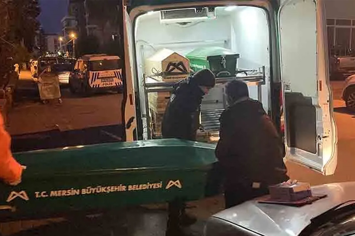Kavga ihbarına giden polis banyoda ceset buldu