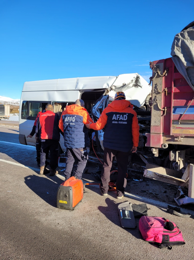 The student service crashed into the truck from behind! There are dead and injured