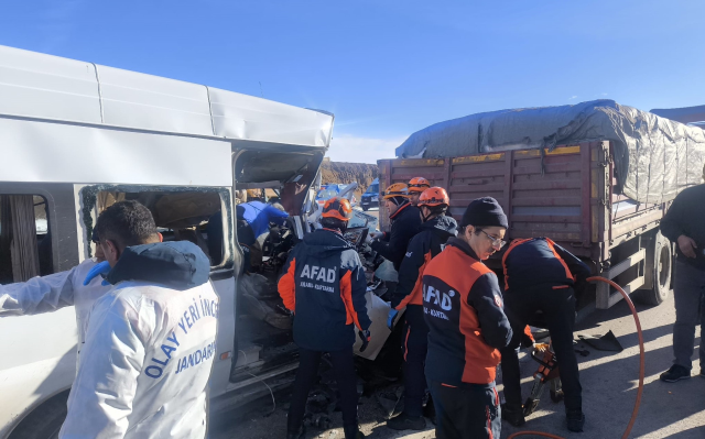 The student service crashed into the truck from behind! There are dead and injured