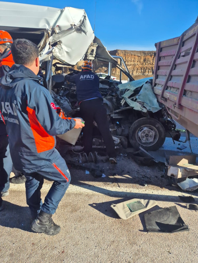 The student service crashed into the truck from behind! There are dead and injured