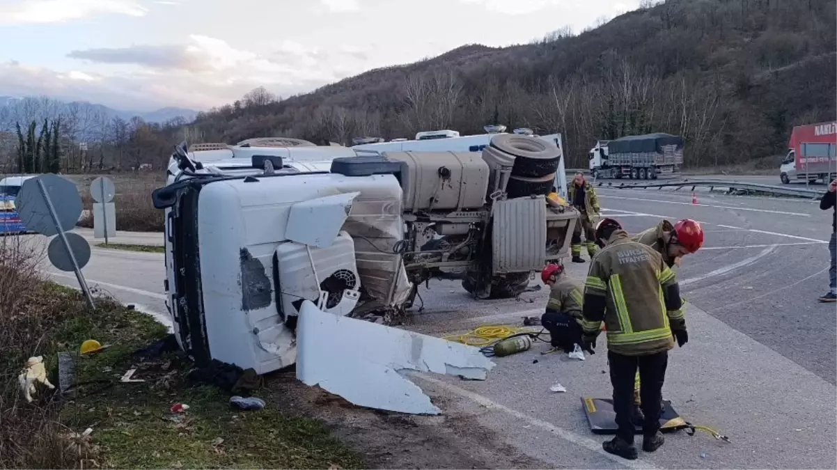 Refüje devrilen tankerin sürücüsü öldü