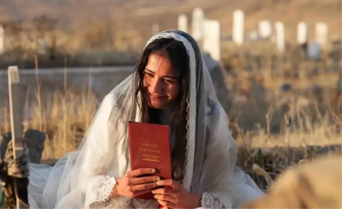 Sevdiğim Sensin Dicle kimdir, Dicle rolünü oynayan Helin Kandemir kimdir, kaç yaşında, evli mi, bekar mı?