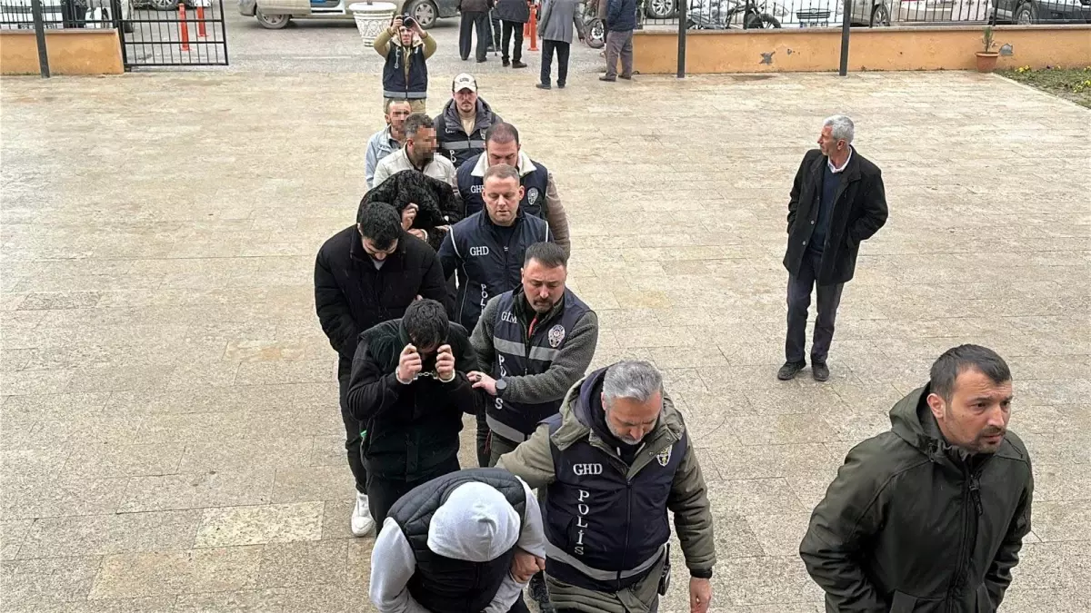 Suç örgütü üyesini diplomatik plakalı araçla yurt dışına kaçıran 6 şüpheli yakalandı