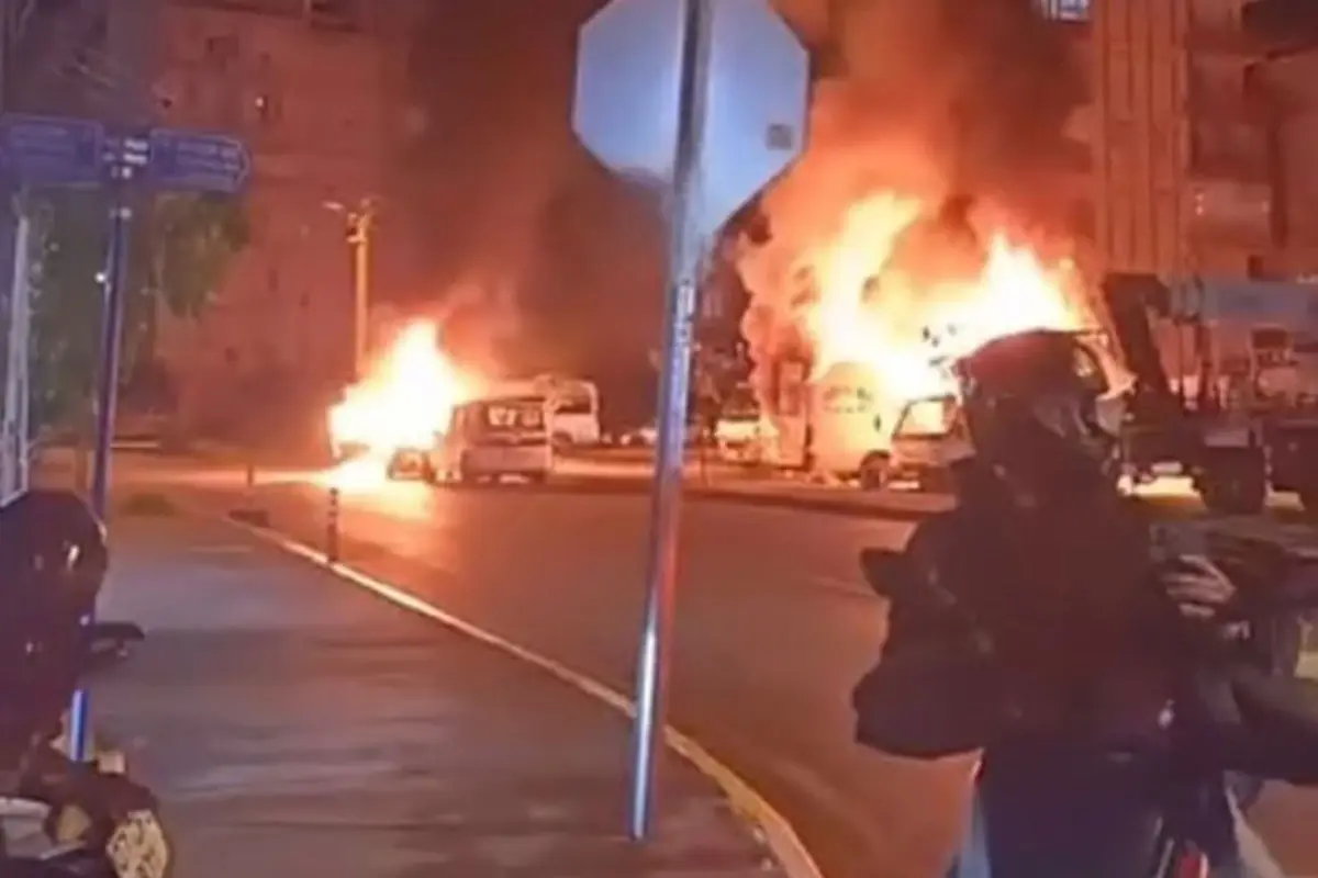 Tartıştığı kız arkadaşı ile annesinin araçlarını kundakladı; olay anı kamerada