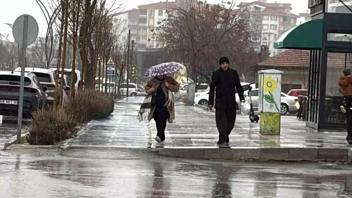 Aksaray'da rüzgar ve şiddetli yağmur etkili oluyor